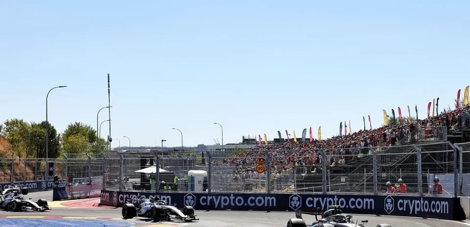 Deux voitures de Formule 1 en course sur circuit
