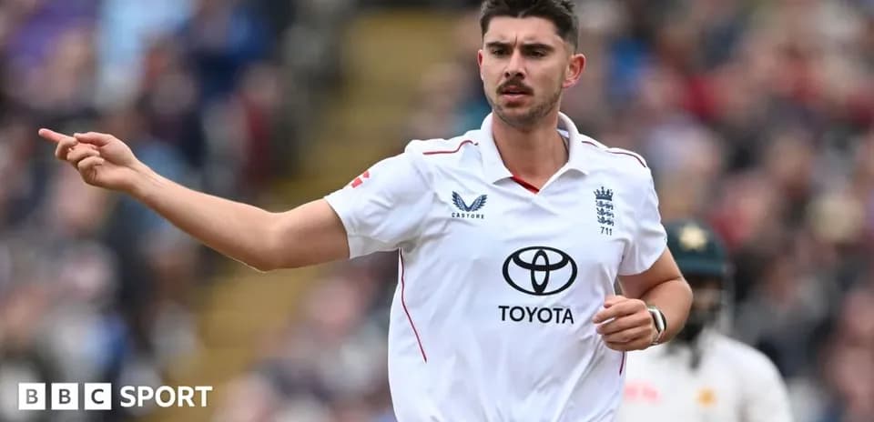 Joueur de cricket anglais signalant une décision sur le terrain