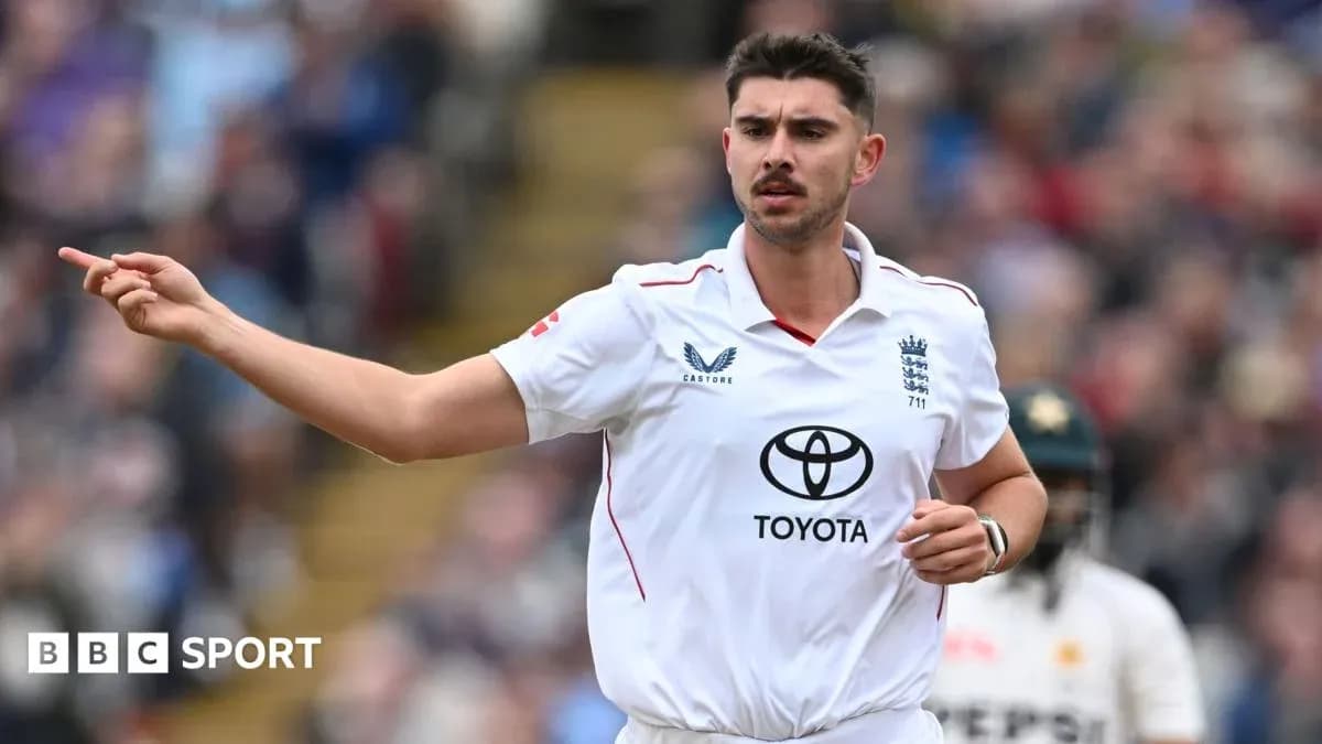 Joueur de cricket anglais signalant une décision sur le terrain