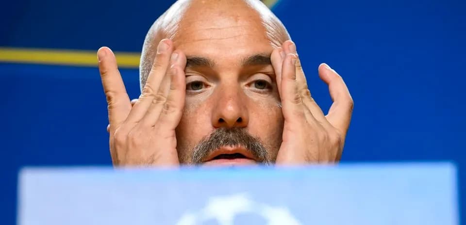 Entraîneur en conférence de presse avec les mains sur le visage