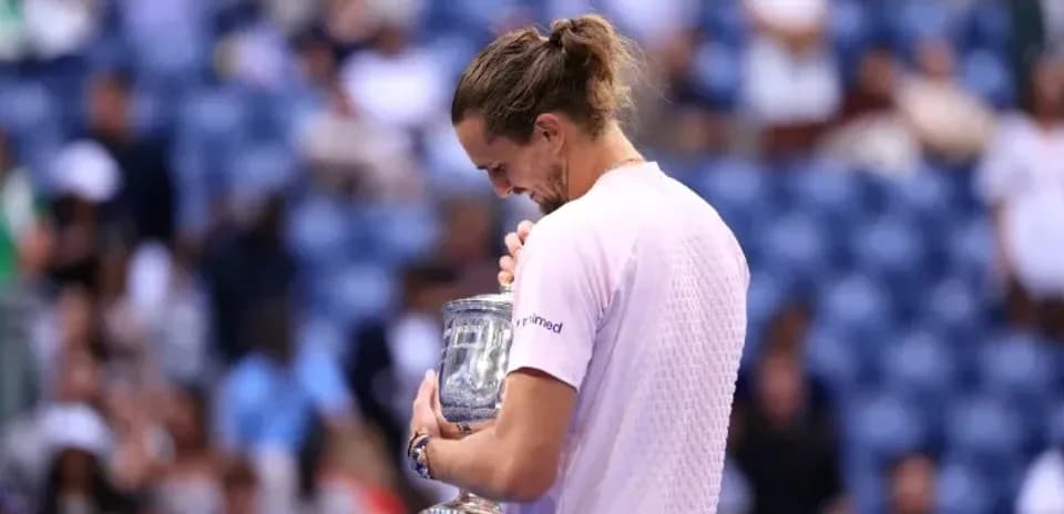 Joueur tenant le trophée sur le court après la victoire