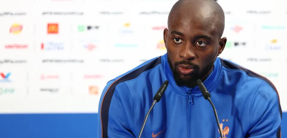 Joueur en conférence de presse avec microphone
