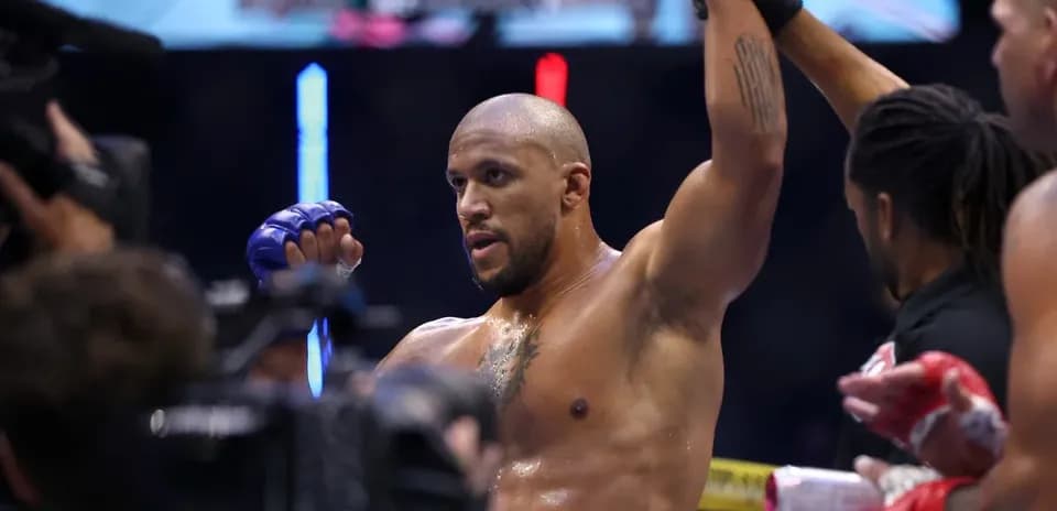 Lutte de MMA avec un combattant levant les bras