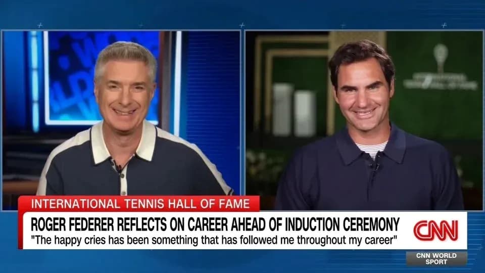 Roger Federer et un intervieweur lors d'une discussion