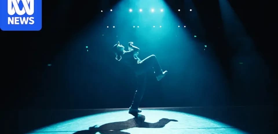 Danseur en solo sur scène éclairée par des projecteurs