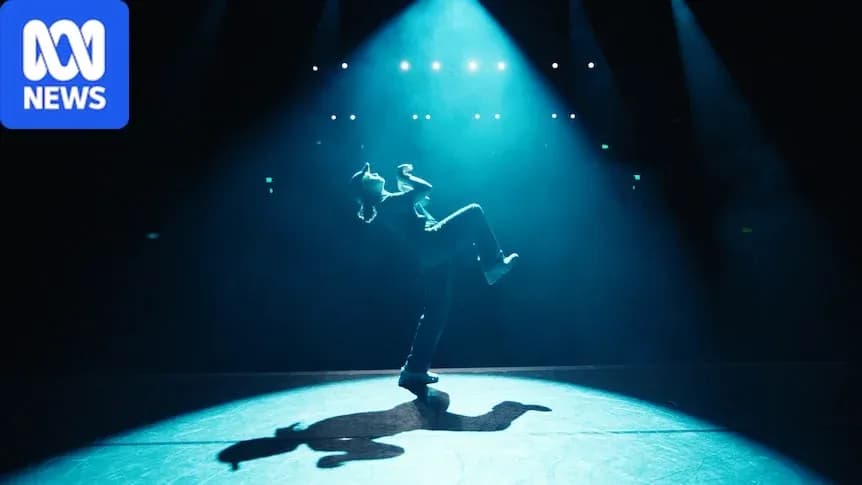 Danseur en solo sur scène éclairée par des projecteurs
