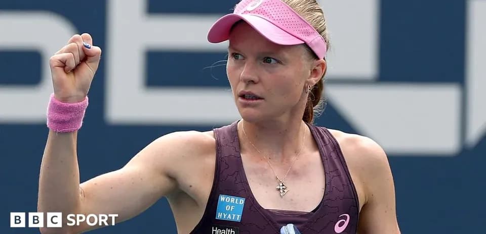 Joueuse de tennis levant le poing sur le court