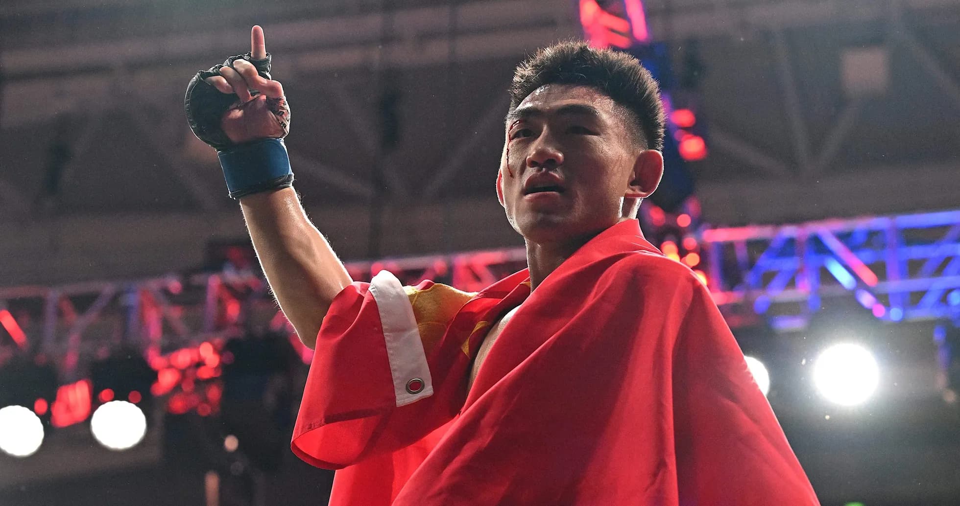 Boxeur levant le doigt en célébration avec drapeau