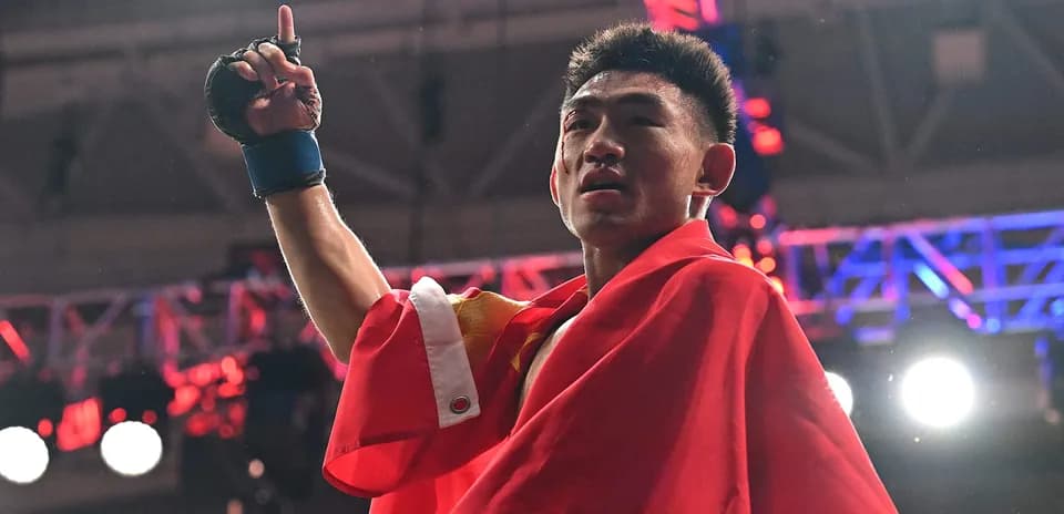 Boxeur levant le doigt en célébration avec drapeau
