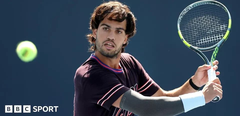 Joueur de tennis frappant une balle en entraînement