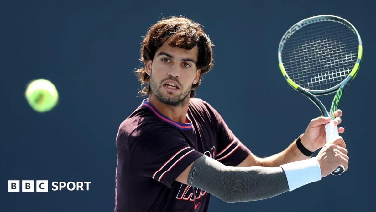 Joueur de tennis frappant une balle en entraînement