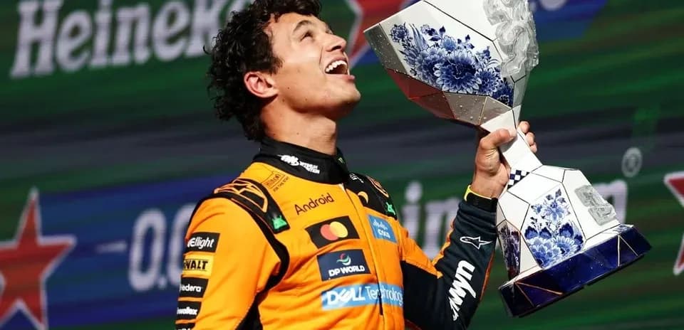 Pilote levant un trophée sur le podium