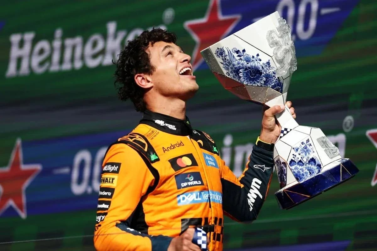 Pilote levant un trophée sur le podium