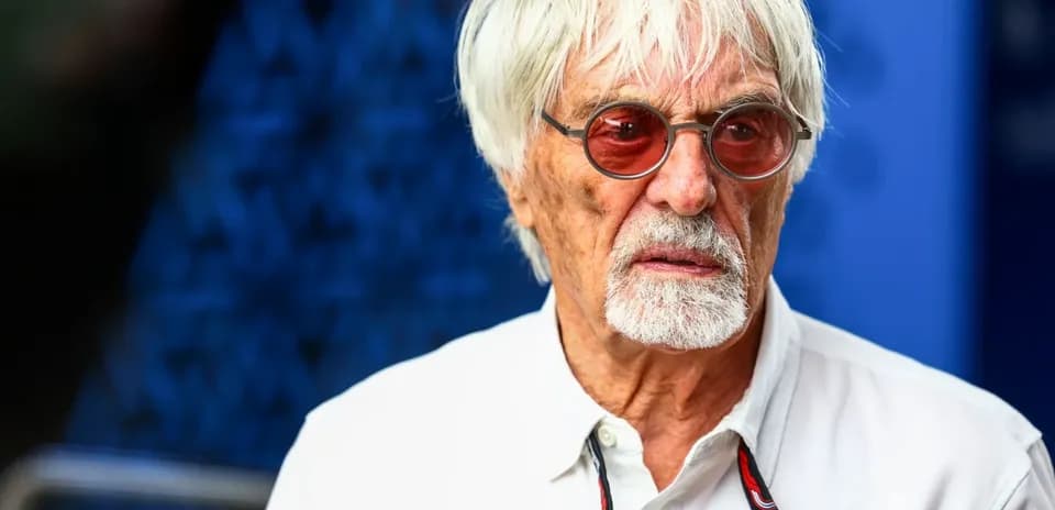 Homme âgé avec lunettes de soleil et cheveux blancs
