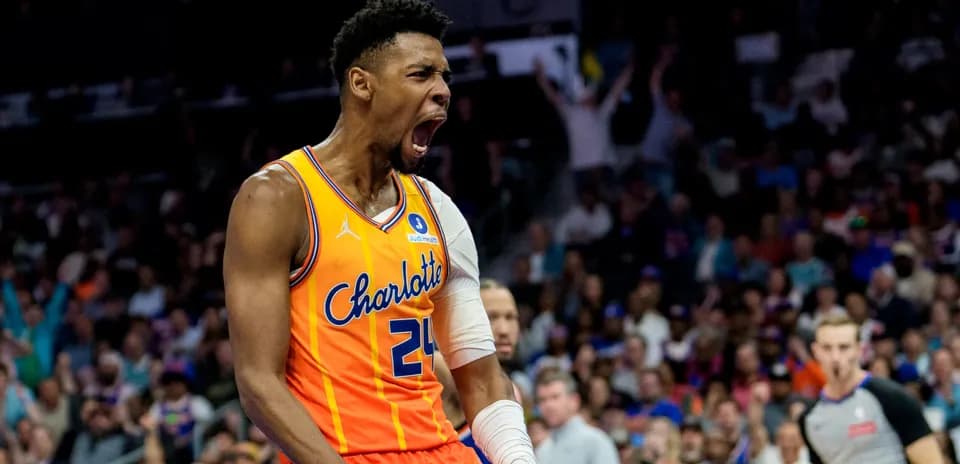 Joueur des Charlotte Hornets célébrant un point marqué