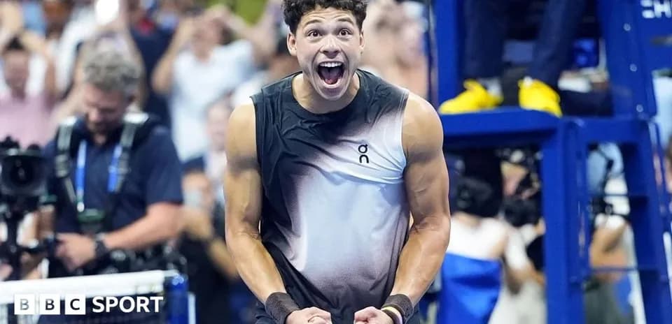 Joueur célébrant une victoire au tennis