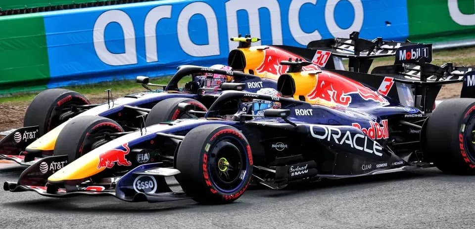Deux voitures de F1 Red Bull en course