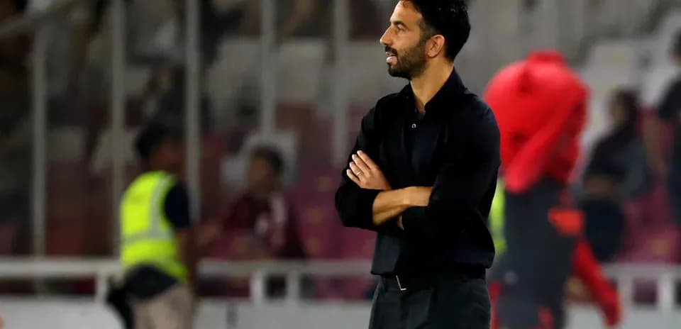 Entraîneur observant le match depuis la touche