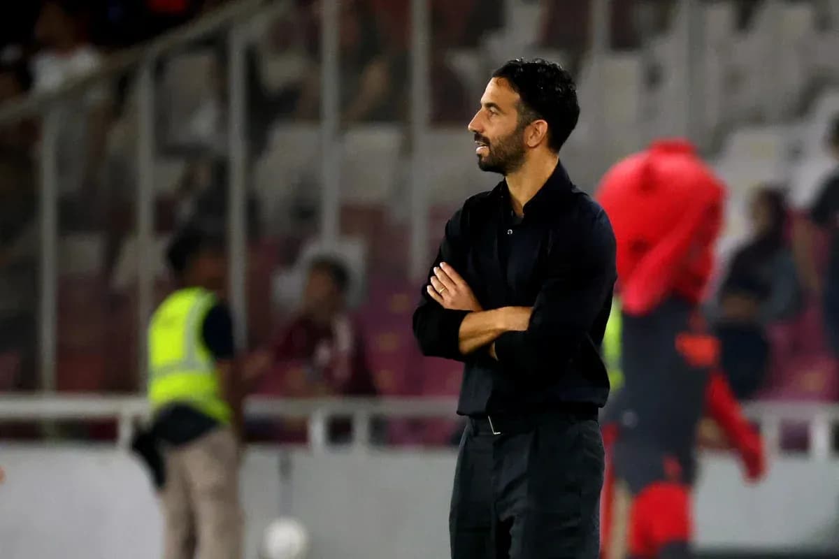 Entraîneur observant le match depuis la touche