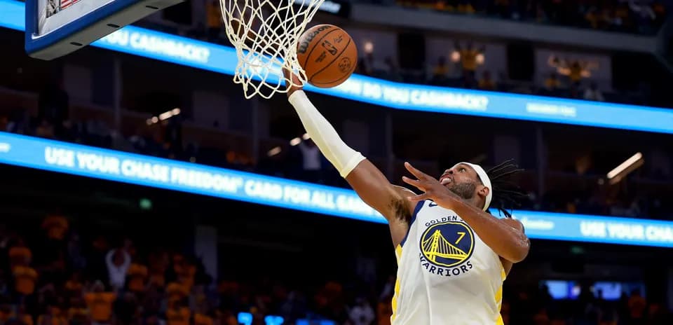 Joueur des Golden State Warriors réalisant un dunk