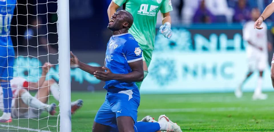 Joueur de football à genoux près du but