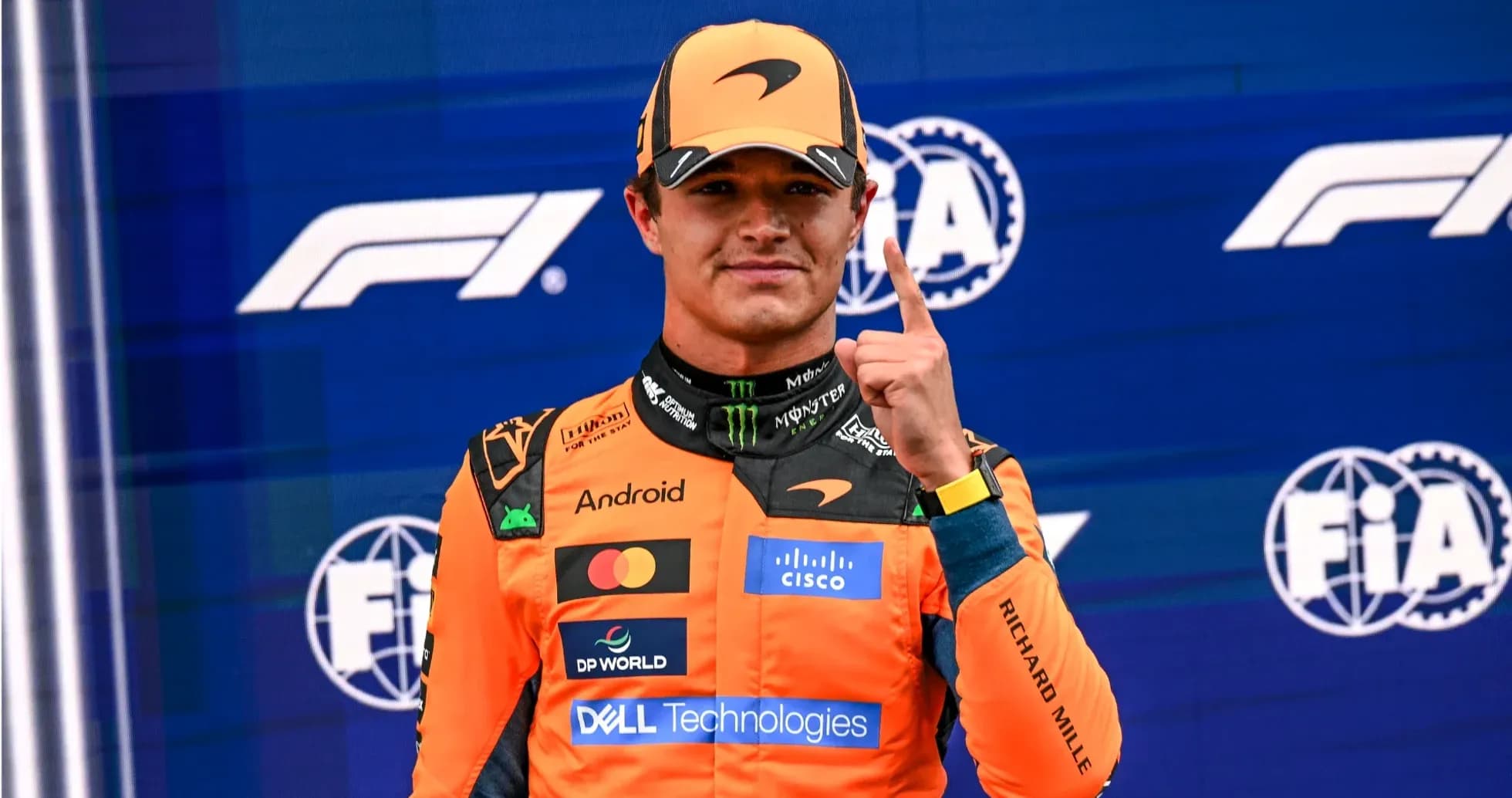 Pilote de F1 montrant un doigt en signe de victoire