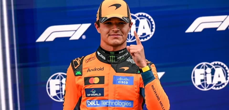 Pilote de F1 montrant un doigt en signe de victoire