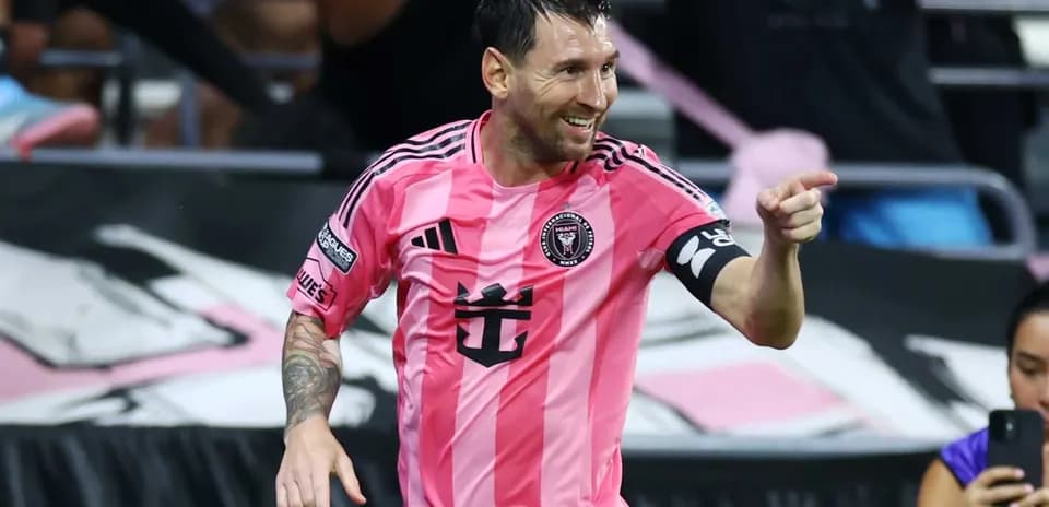 Joueur célébrant un but avec le maillot rose de Miami