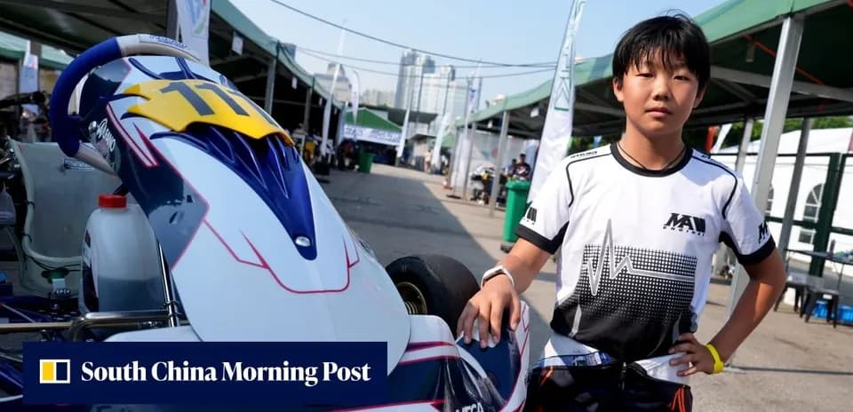 Jeune pilote de karting à côté de son kart