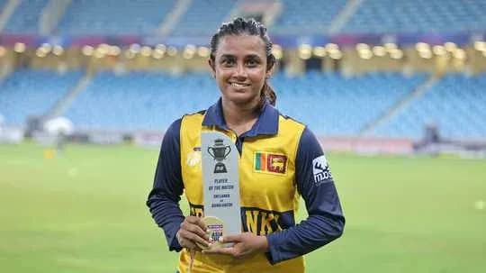 Joueuse tenant le trophée de la meilleure joueuse