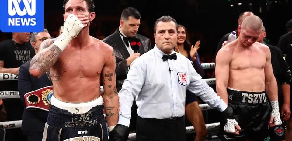 Boxeurs après le match avec arbitre et ceinture