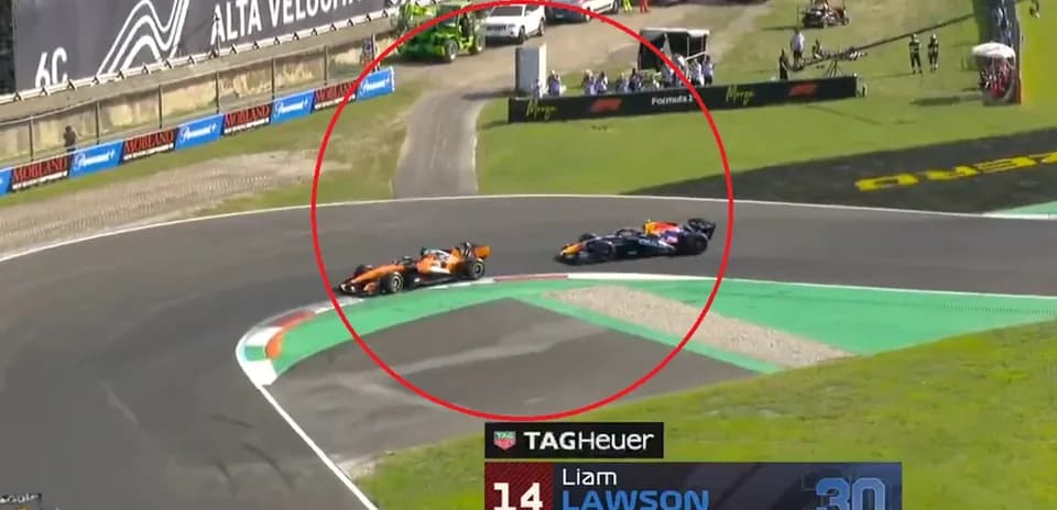 Deux voitures de course en compétition sur circuit