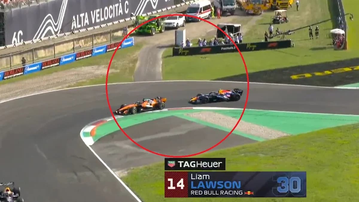 Deux voitures de course en compétition sur circuit