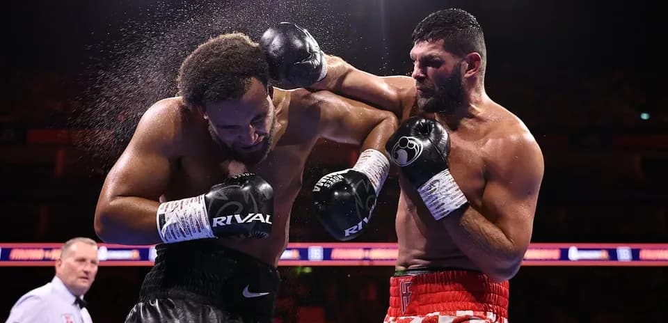 Boxeurs échangent des coups sur le ring