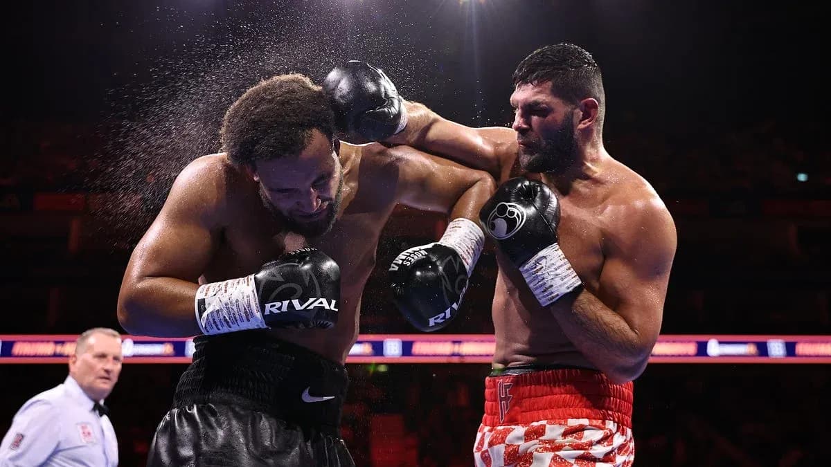 Boxeurs échangent des coups sur le ring