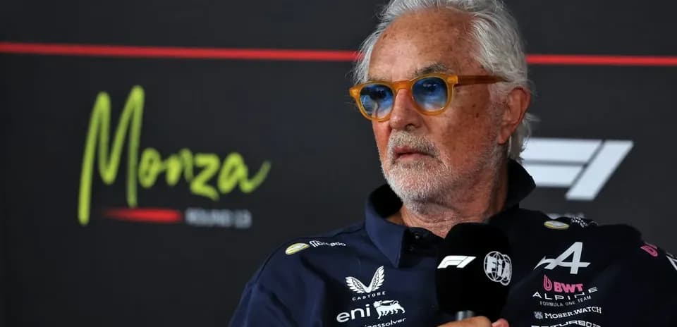 Person s'exprimant lors d'une conférence de presse à Monza