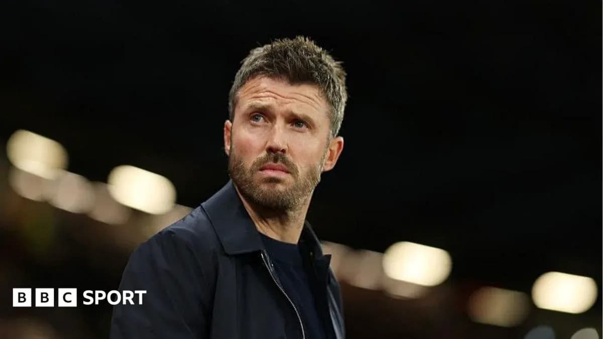 Entraîneur observant le match depuis la touche