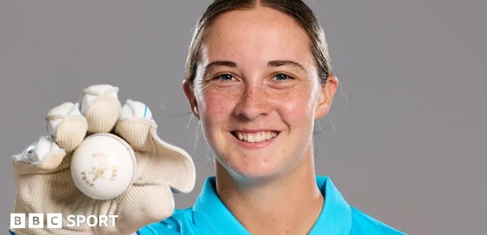 Joueuse de cricket montrant une balle dans sa main
