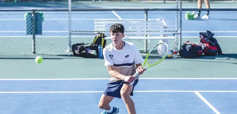 Joueur de tennis se préparant à frapper la balle