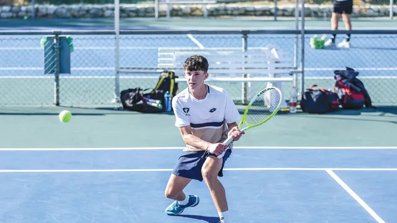 Joueur de tennis se préparant à frapper la balle