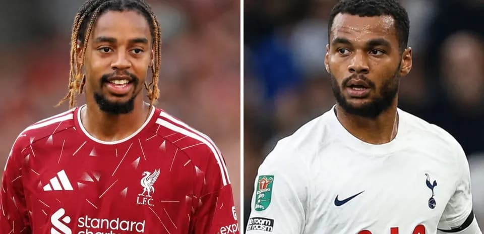 Deux joueurs de football en maillots d'équipe