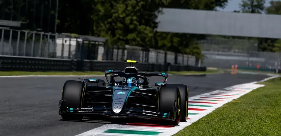 Voiture de Formule 1 sur la piste à Monza