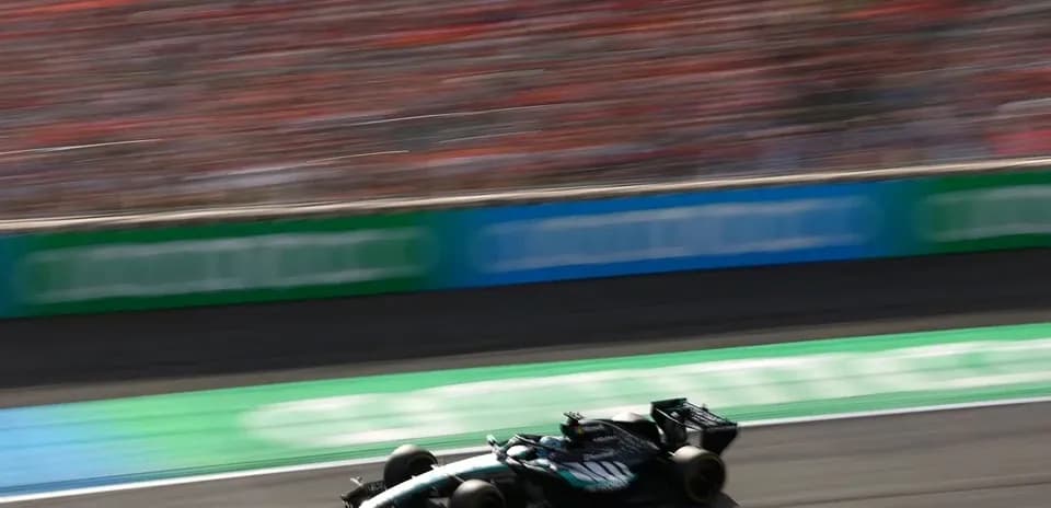 Voiture de F1 en pleine vitesse sur la piste