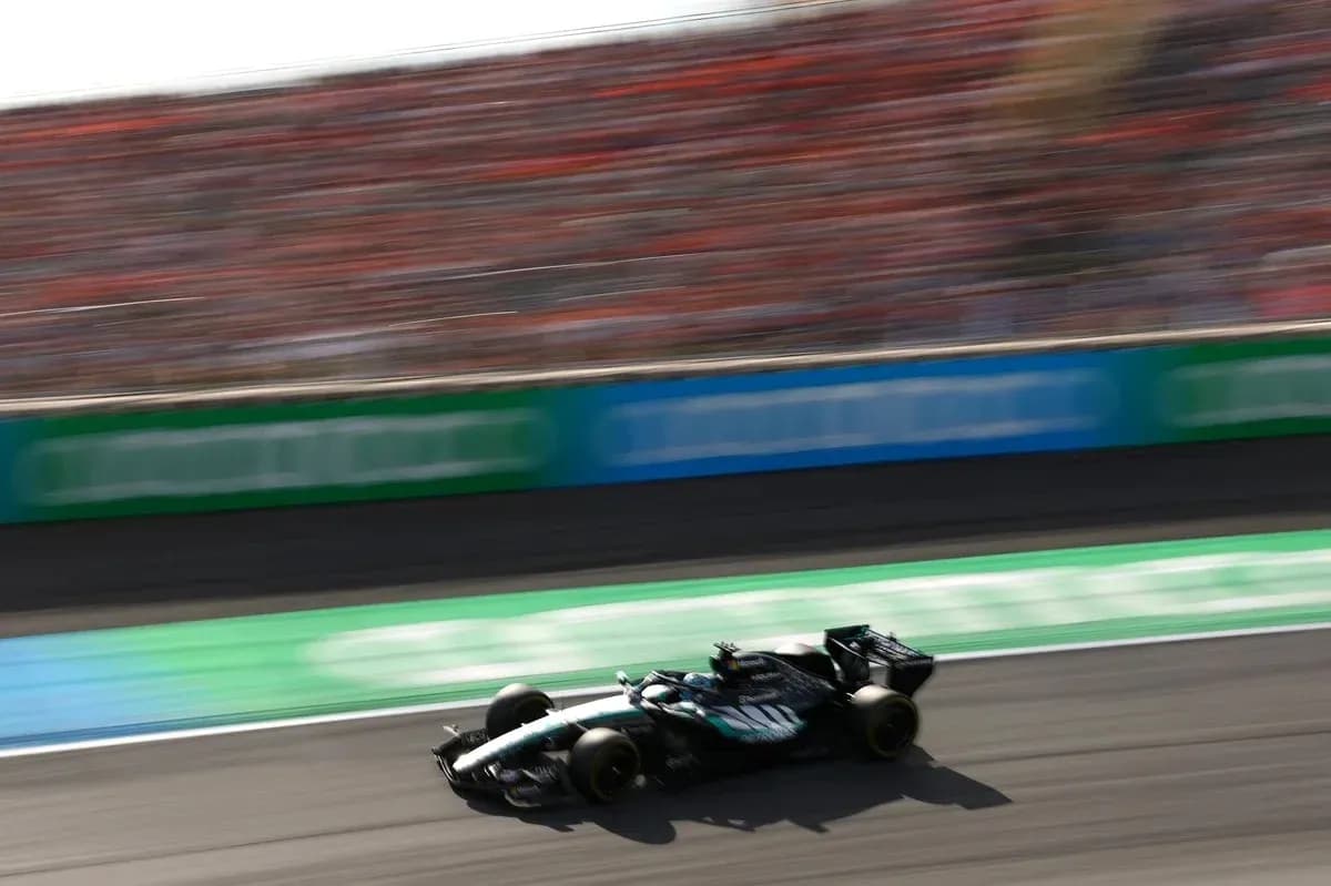 Voiture de F1 en pleine vitesse sur la piste