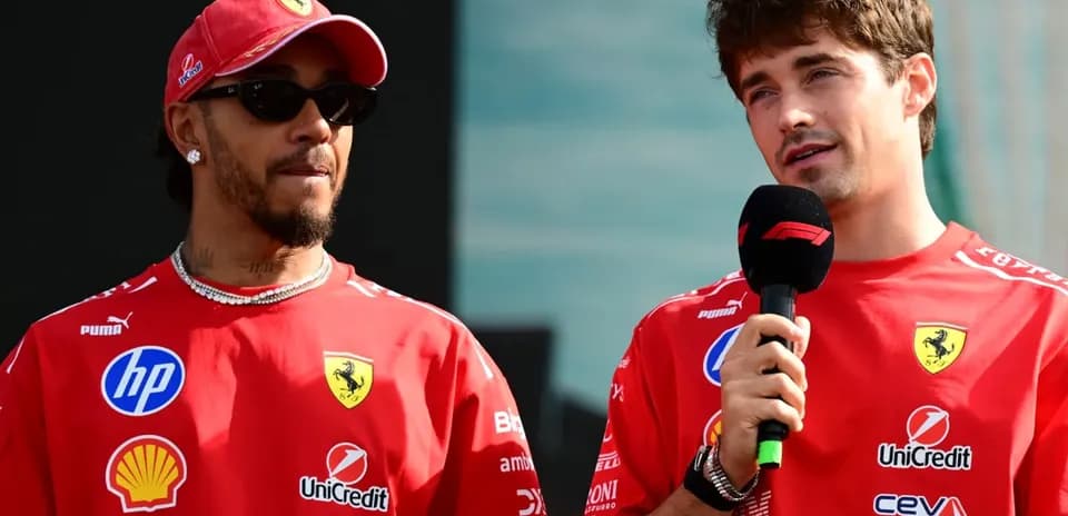 Deux pilotes de F1 en tenue Ferrari lors d'une conférence