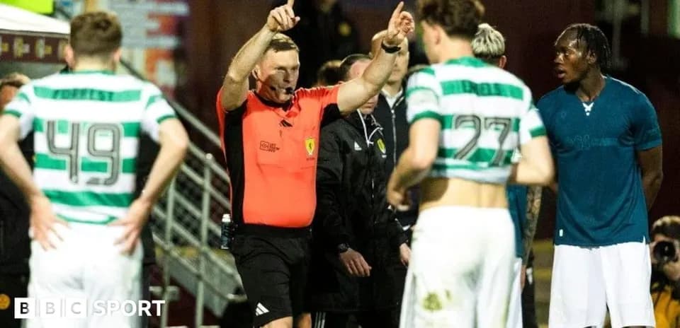Arbitre donnant des instructions aux joueurs pendant le match