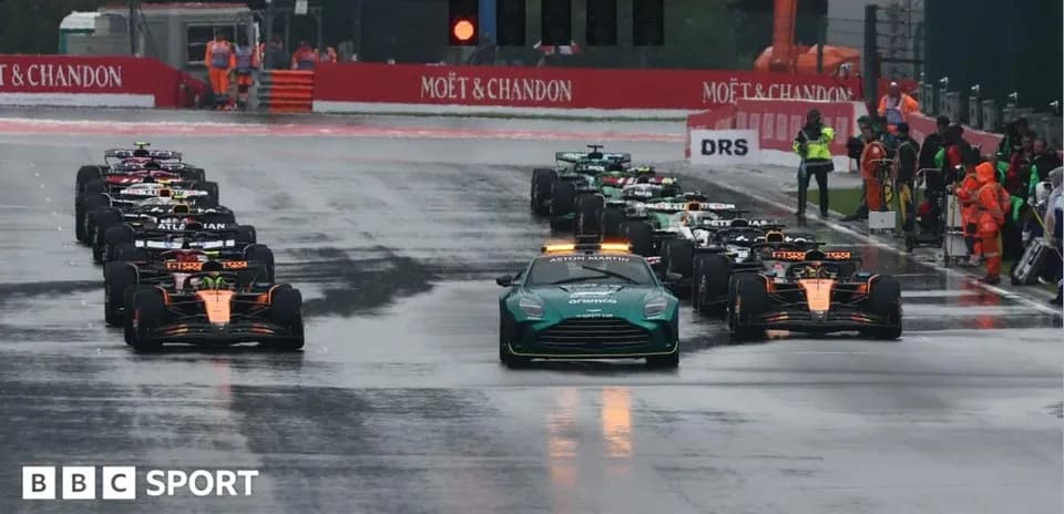 Voitures de F1 en formation sous la pluie