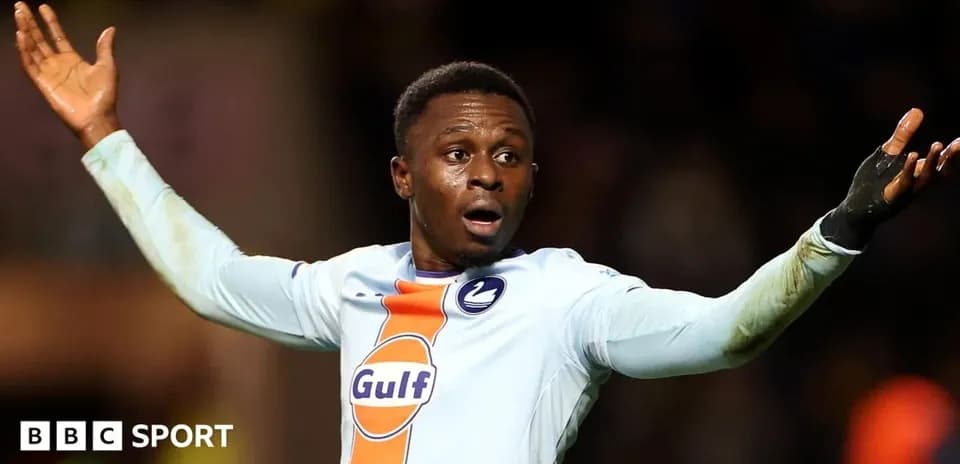 Joueur gesticulant sur le terrain lors d'un match