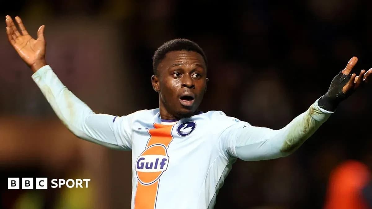 Joueur gesticulant sur le terrain lors d'un match