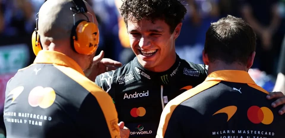 Lando Norris célébrant avec l'équipe McLaren après la course